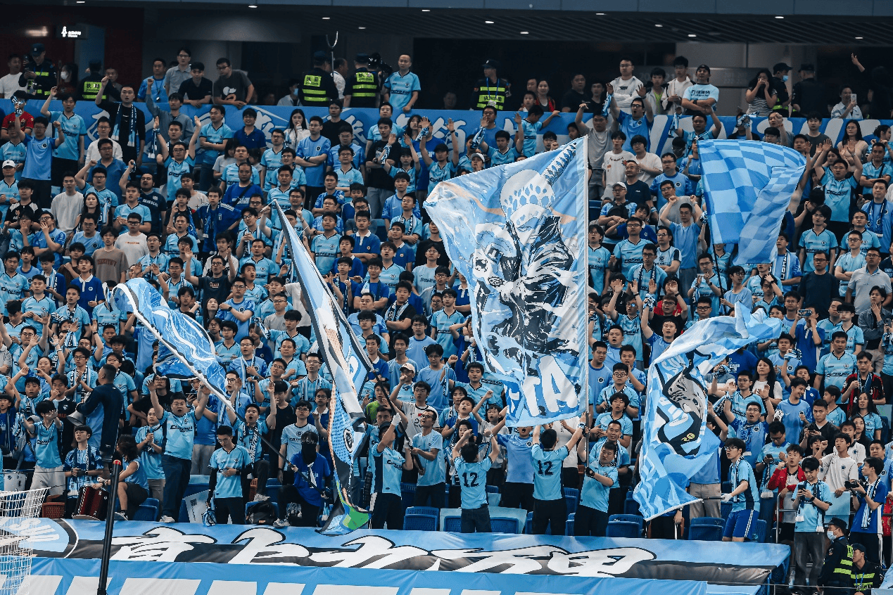 众多球迷聚集现场，见证精彩的对决