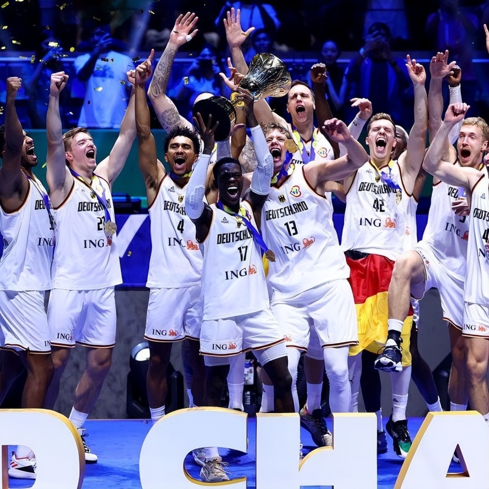 开云APP-欧洲杯预选赛天王斗士聚首，球迷热情高涨